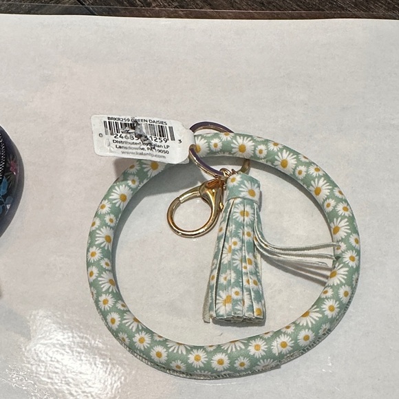 Green Daisies Flowers White & Green Floral Keychain Bracelet with Tassel NWT - Picture 2 of 6
